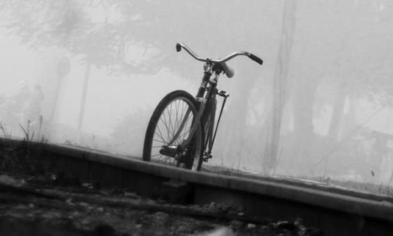 "La bicicleta y la niebla". Foto: Heriberto Machado.
